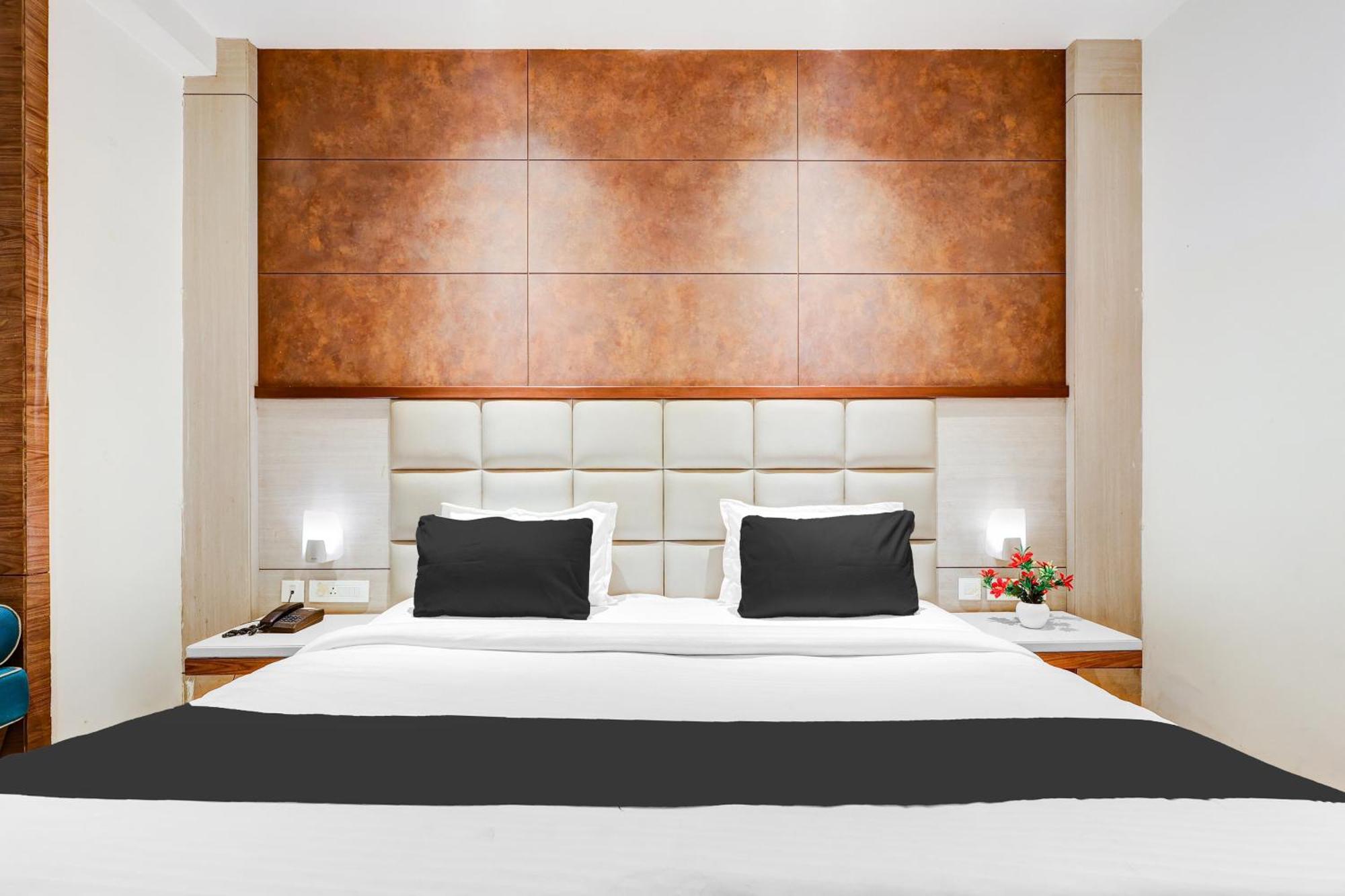 Super Townhouse Chhatarpur Near Metro Park New Delhi Buitenkant foto
