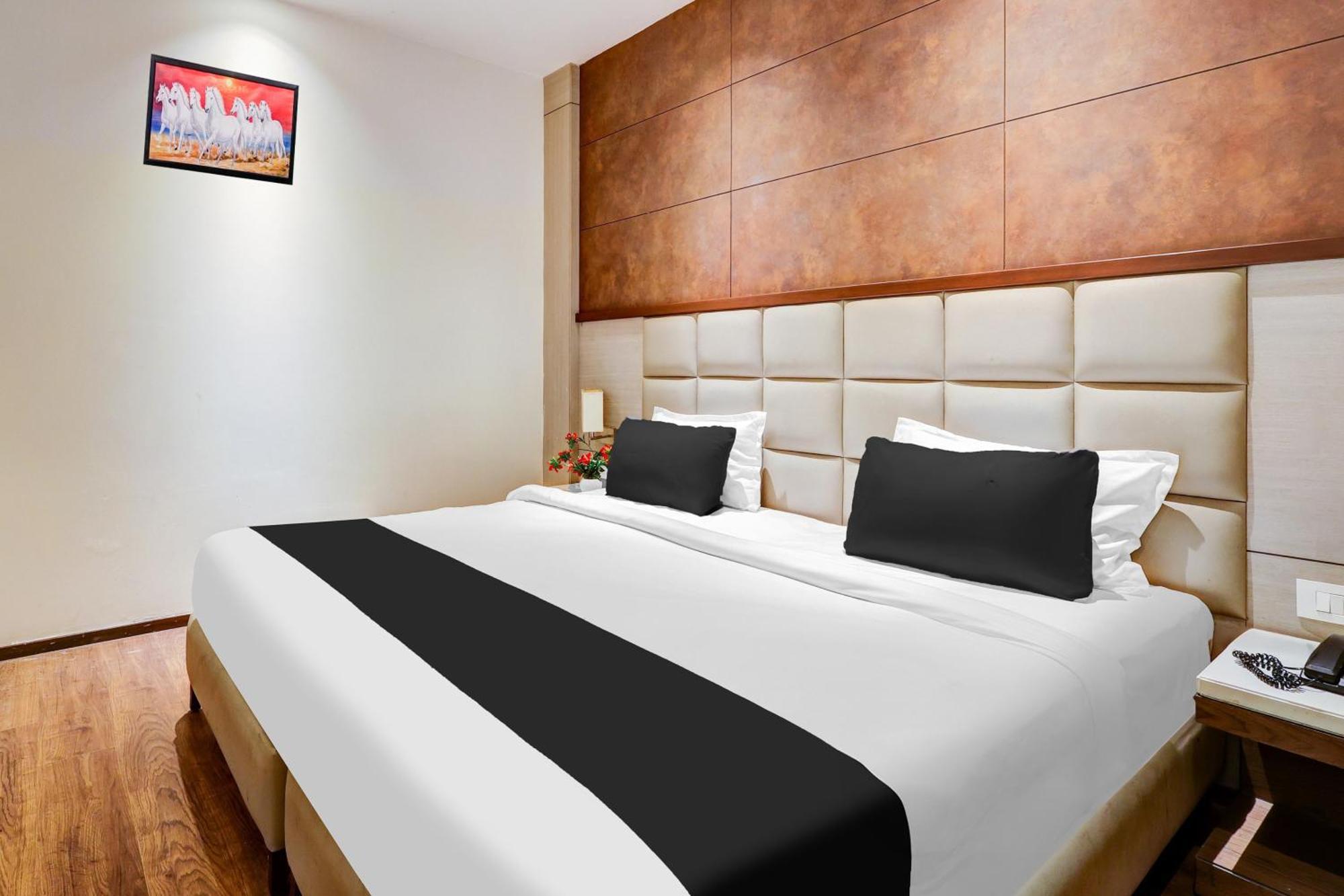 Super Townhouse Chhatarpur Near Metro Park New Delhi Buitenkant foto
